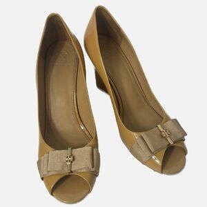 Tory Burch Trudy Open Toe Wedge Bow Patent Leather Nude 10.5 US Gold Logo Office
